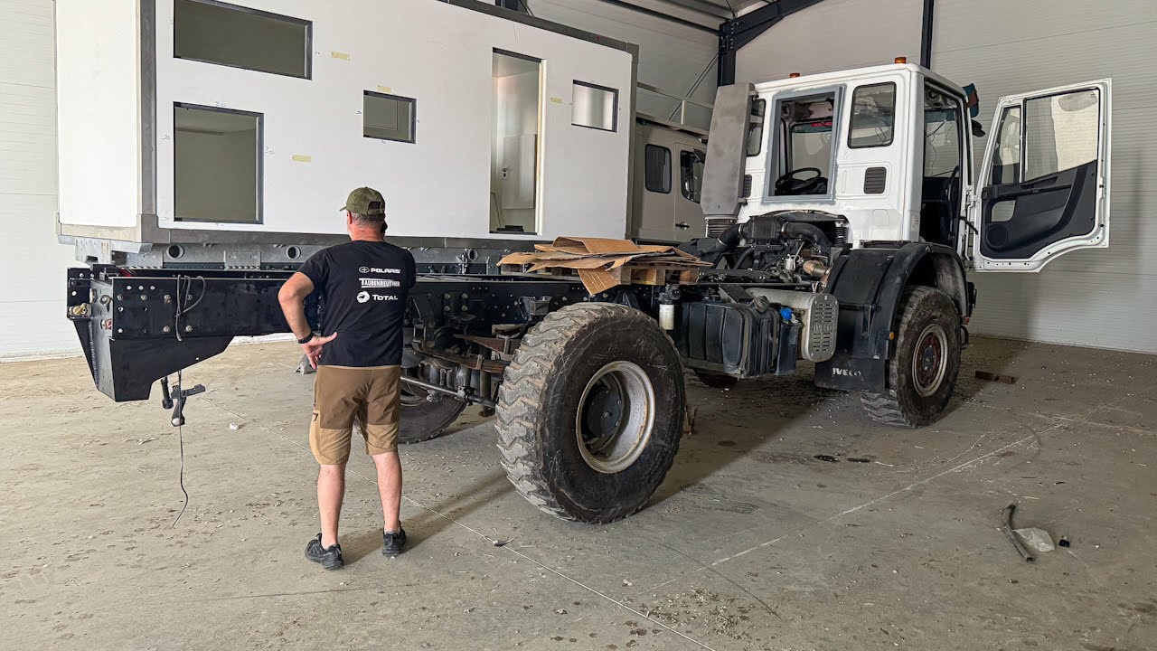 Eurocargo 4x4 camper: s-au dat jos scaunele, decupat trecerea din cabină în box și s-a tratat șasiul