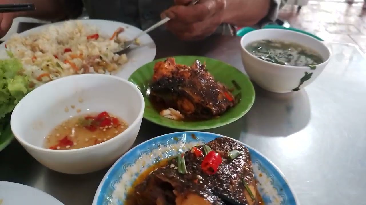 Món cơm bình dân .của công nhân Mời cả nhà. cùng Tấn Phųng Vlog #