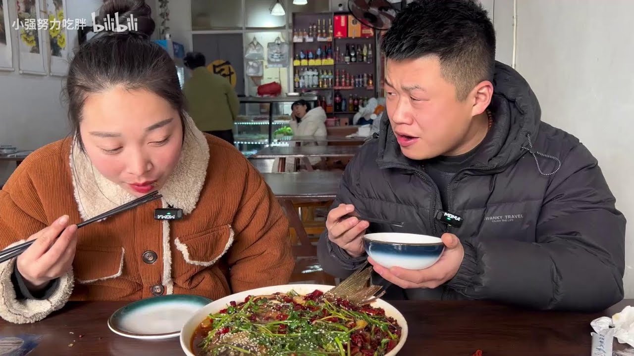 小强安排媳妇给自己当摄影师 带着媳妇去吃鱼