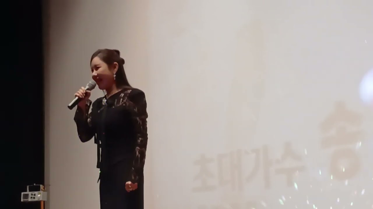 한국에 최고에 여신 *송가인* 드디어 청주 cjb윤태경노라교실에 2017년 첫 등단한 후 9년만에 최고의 여가수로 변신 그 빛 값으러 바쁜 일정에도 시간  내어  등단한 동영상