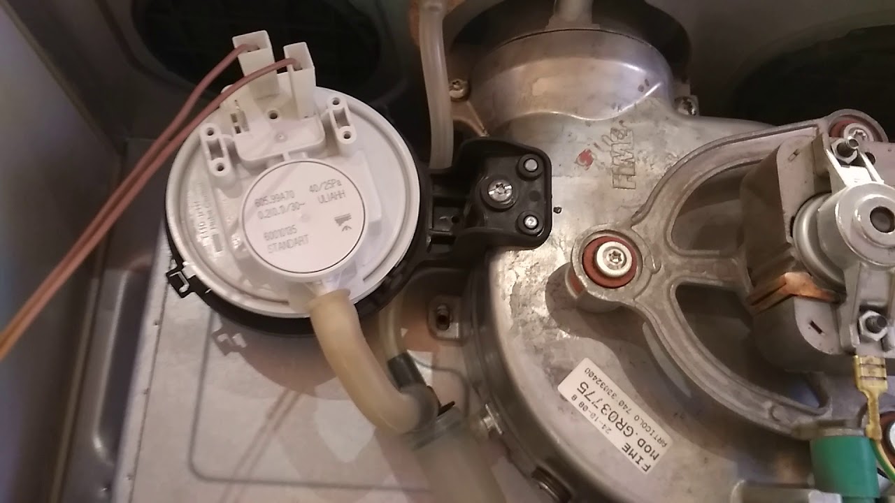 Ремонт газового котла Ariston. Ошибка 601 по дымоходу