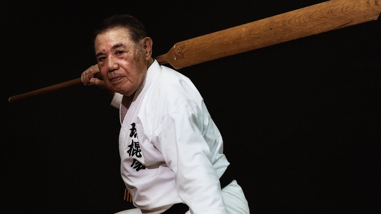 Удивительный! 80-летний мастер древнего оружия с Окинавы.