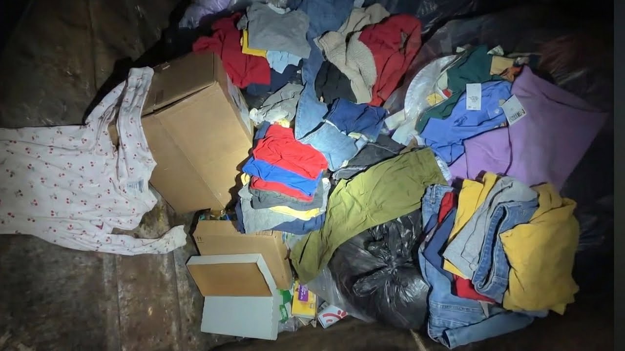 Копание в мусорных контейнерах: сотрудники Old Navy были пойманы за разрезанием одежды.