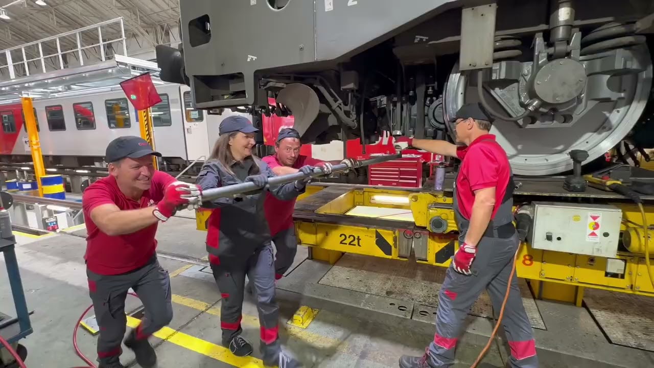 Wie man bei einer Lok die Räder wechselt - ein Tag als Technikerin bei der Bahn