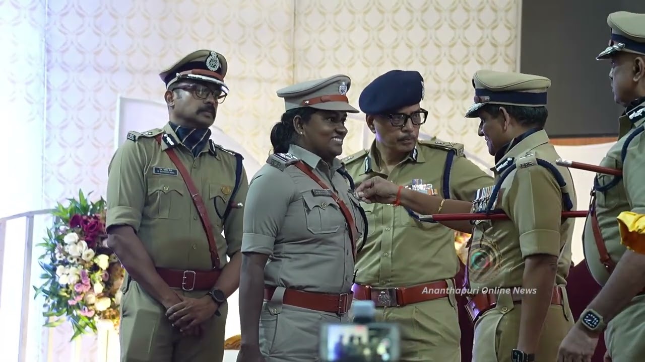 പോലീസിലെ വിവിധ മേഖലകളിൽ പ്രാഗല്ഭ്യം തെളിയിച്ച  ഉദ്യോഗസ്ഥർക്ക് ബാഡ്ജ് ഓഫ് ഓണര്‍ നല്‍കി ആദരിച്ചു