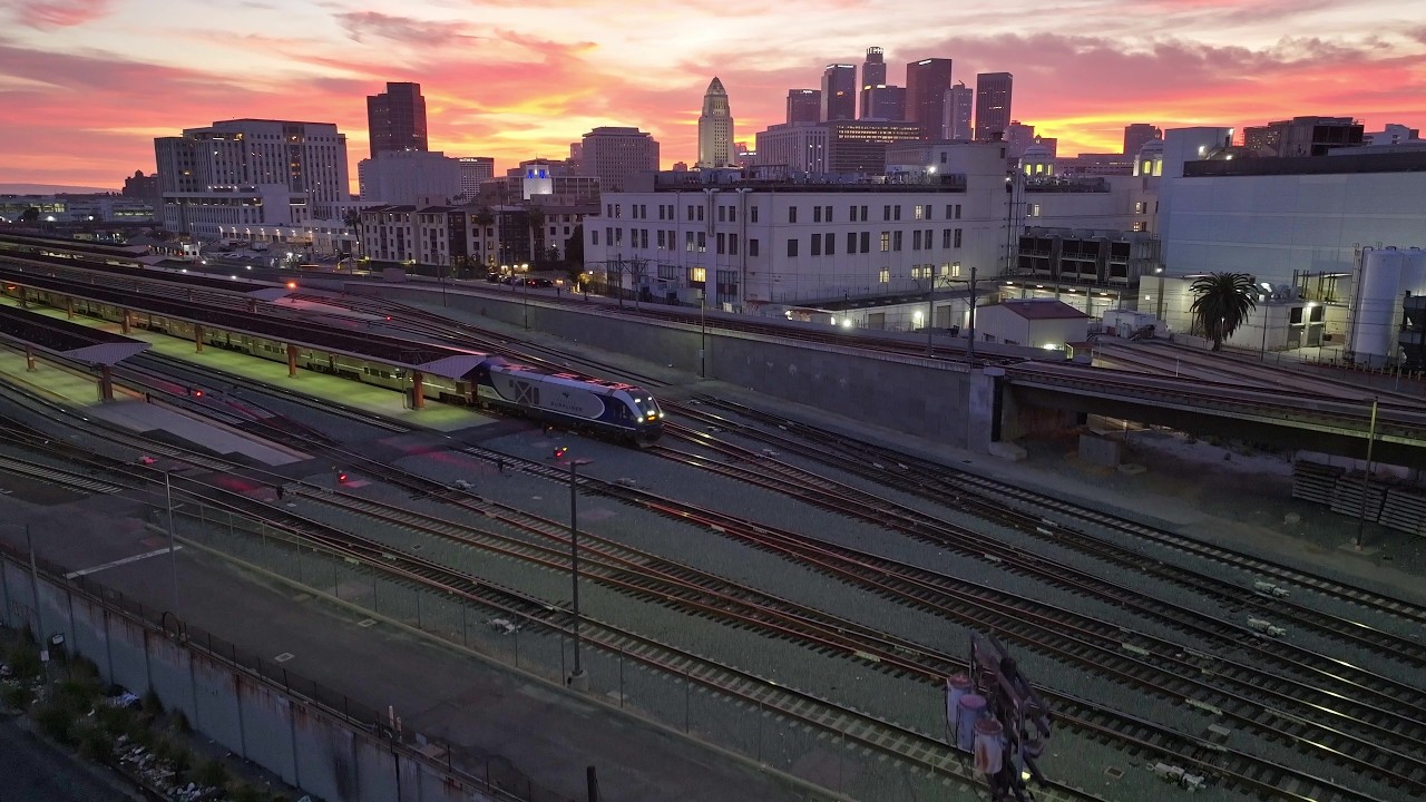 Станция LA Union Station компании Amtrak: взгляд на самую загруженную пассажирскую станцию ​​на З...