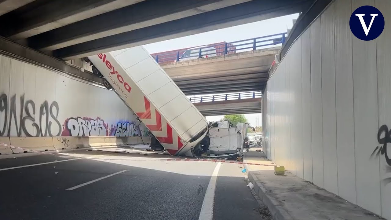 Un tráiler se precipita en Madrid y queda colgando de un puente
