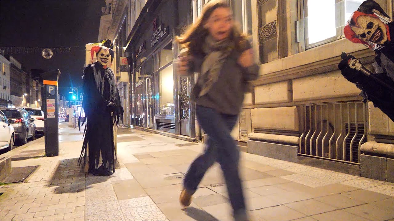 Terrifying Clown Prank in Public