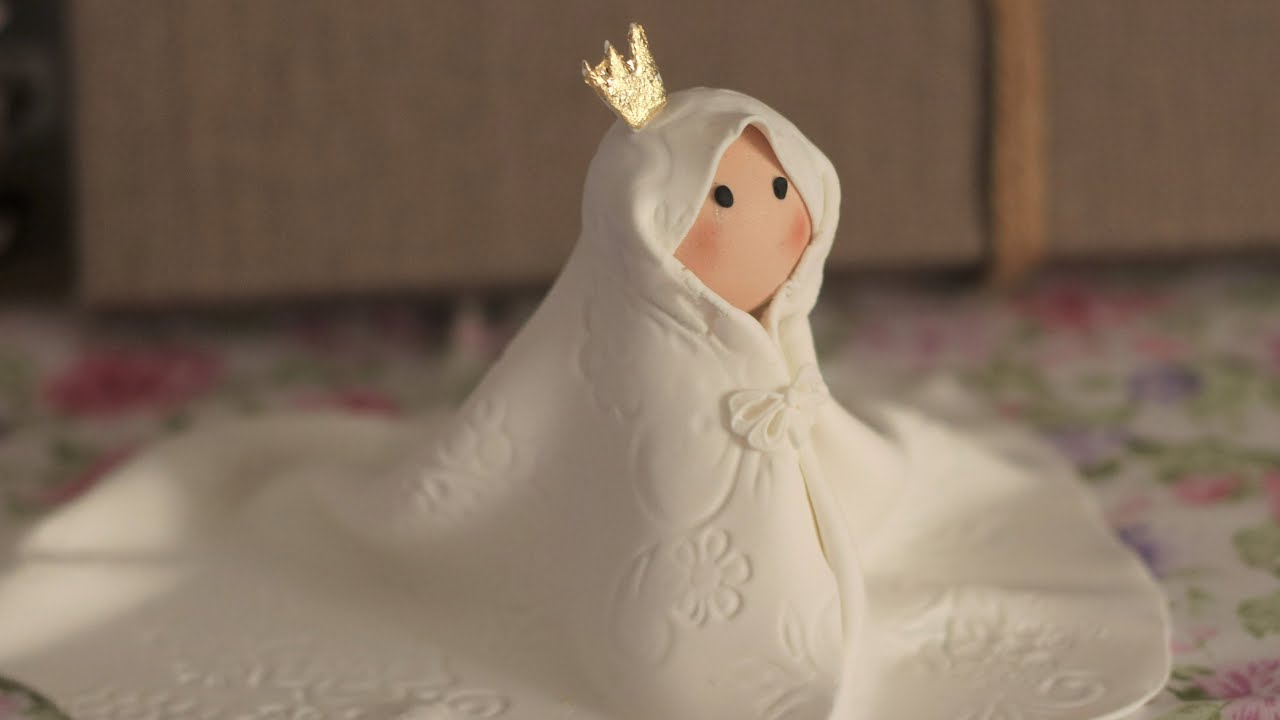 نموذج من عجينة السكر لتصميم كيكة سن التكليف