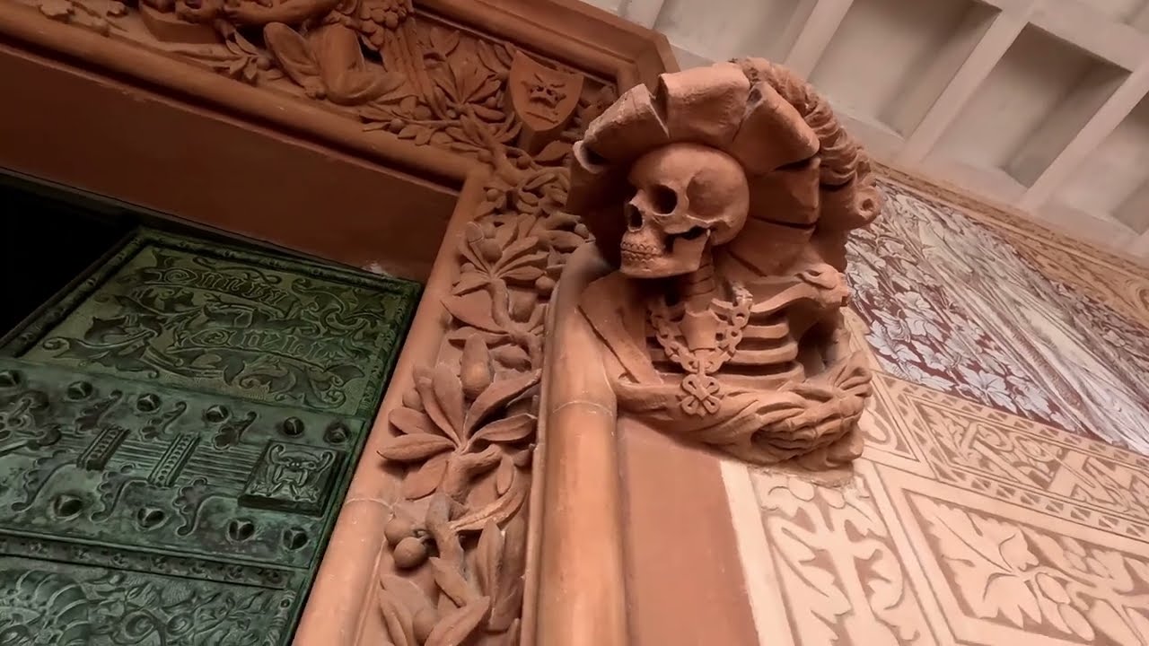 Universidad Pontificia Comillas   (Папский Университет Комийяс Кантабрия)