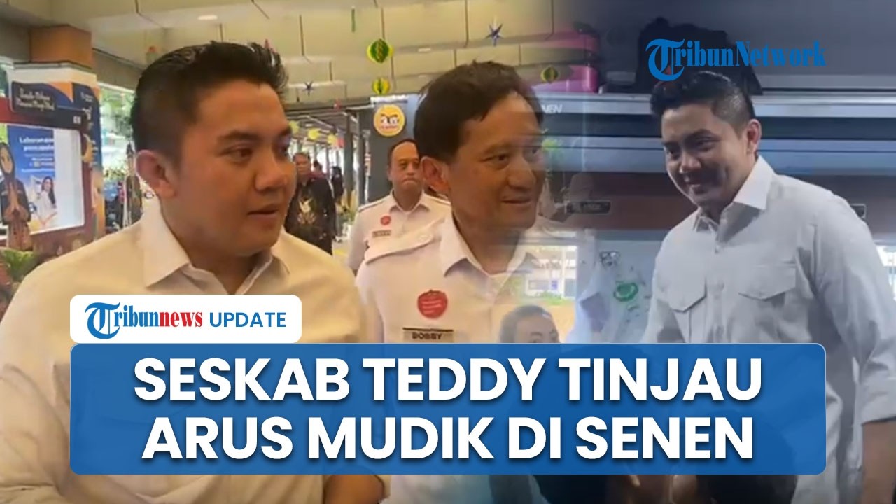 Seskab Teddy Tinjau Arus Mudik di Stasiun Senen, Sapa Pemudik hingga Cek Kenyamanan KA Kerakyatan