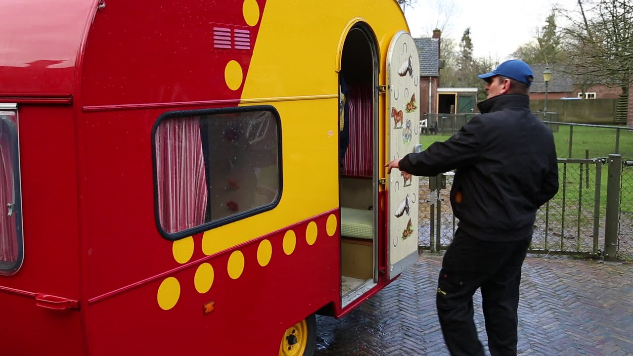 Bewoners stichting Prisma blij met nieuwe Bassie & Adriaan-caravan