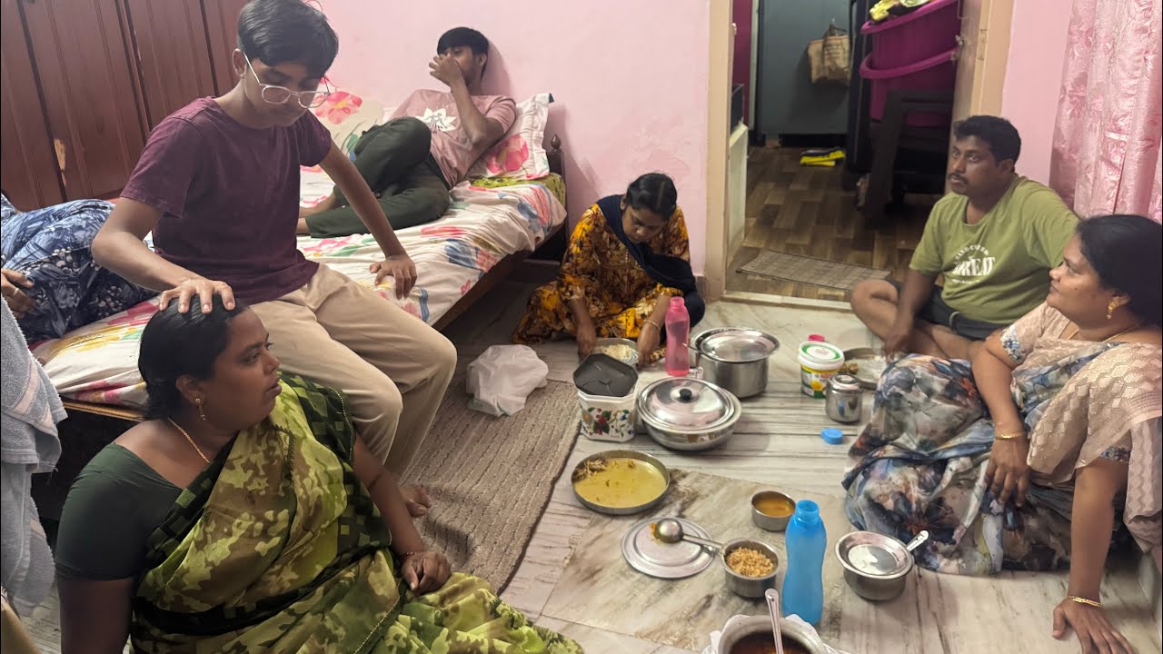 సాయంత్రం ప్రేయర్ చూసుకుని చిన్నోడు అమ్ములు ఇంట్లో కోడికూరతో కుమారి చేపలపూసుతో అందరం భోజనం చేశాము 😋🙏