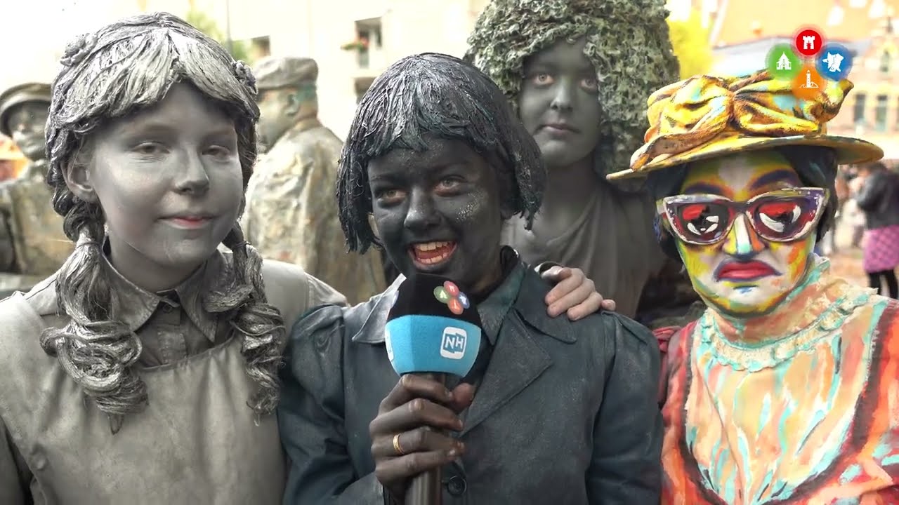 Lange stoet mensen langs WK Levende Standbeelden: 