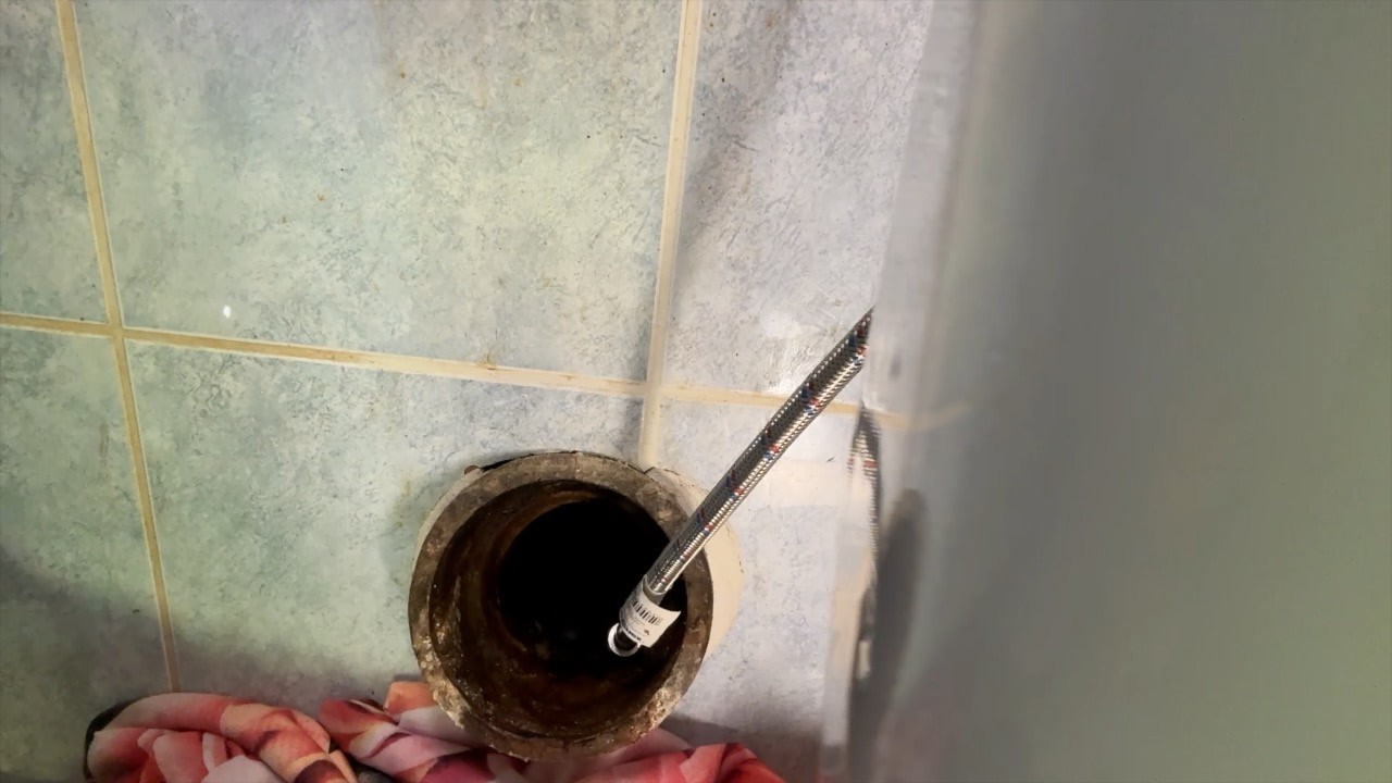 Čištění ucpaného wc   ucpaný hlavní svod z litiny