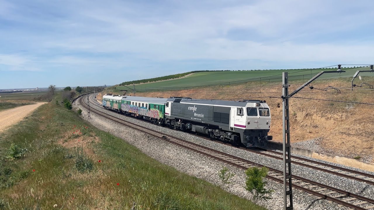 Día de trenes en la línea Medina del Campo-Valladolid.