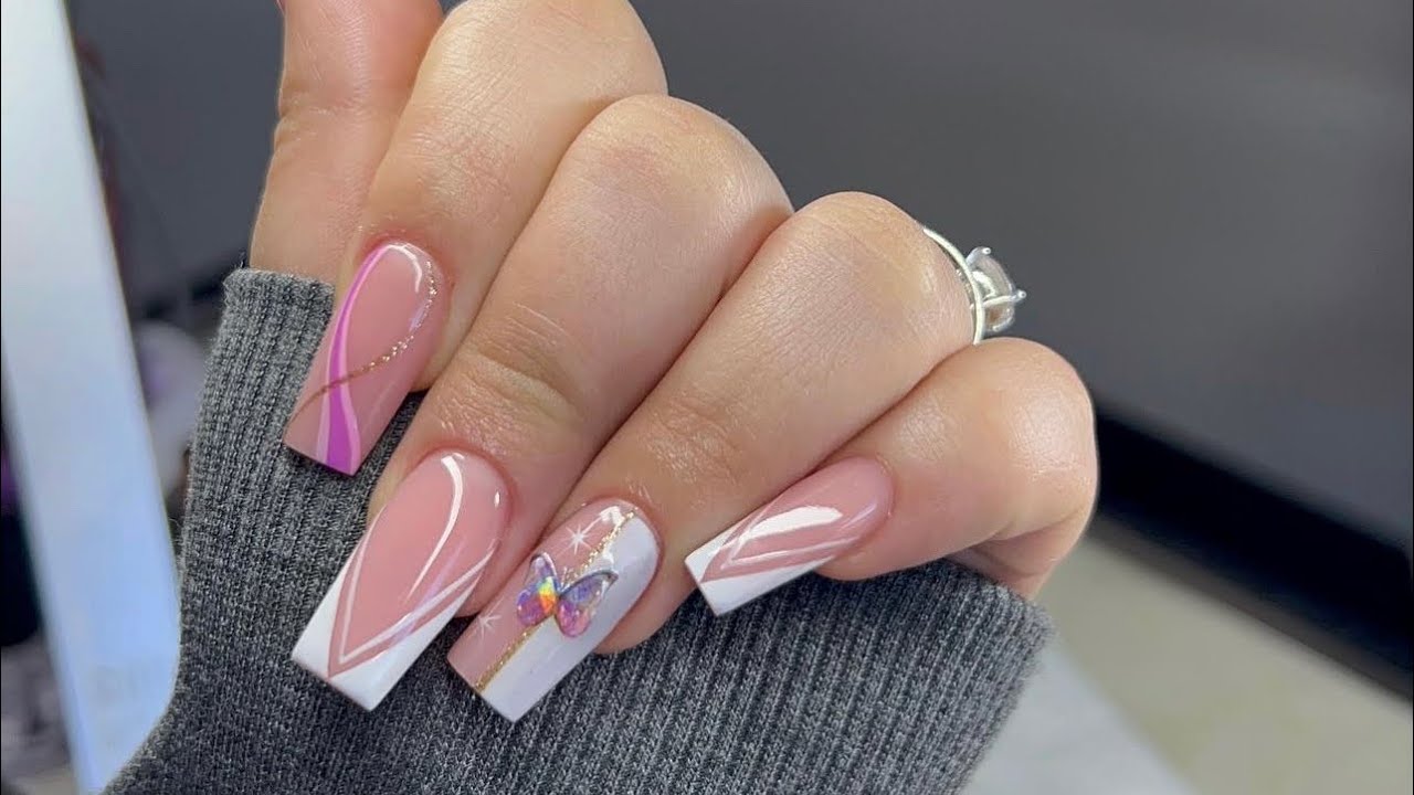 Uñas esculturales con decoración en gel.