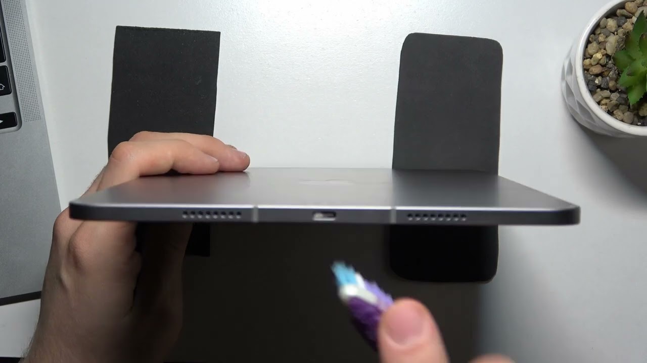 Как очистить порт USB-C для зарядки на iPad Pro 11'' (2022) с помощью подручных средств
