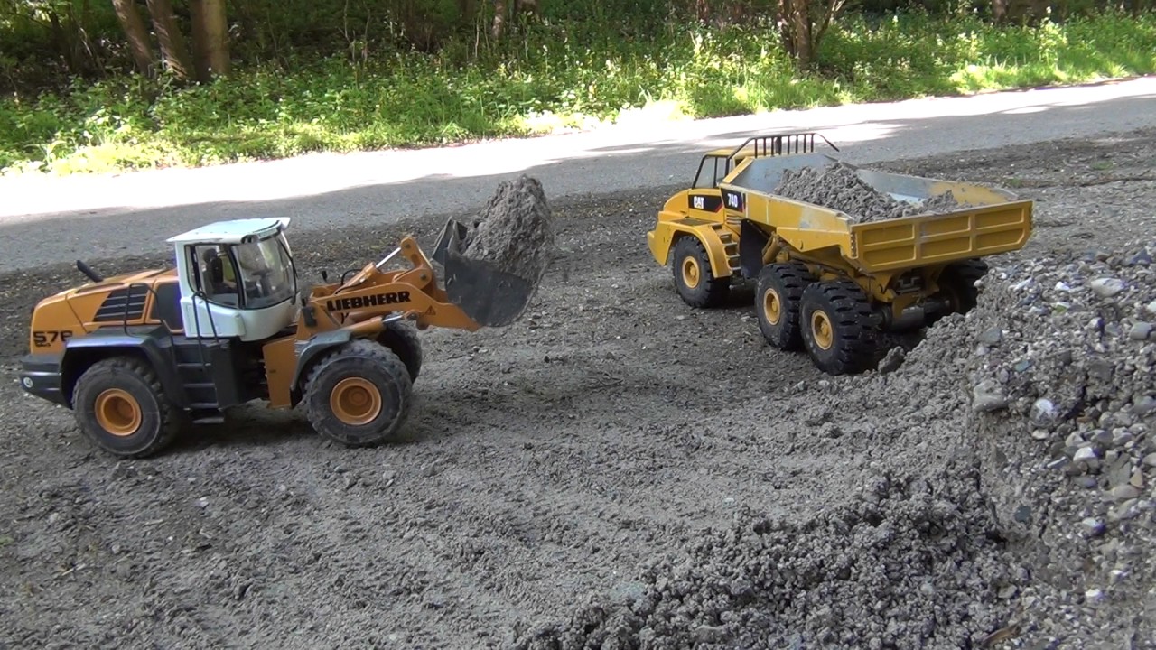 Premacon Liebherr L 576 beläd Cat Dumper  mit Kies 01
