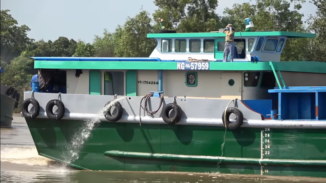 Căng thẳng cú đánh lái tránh va trạm sà lan qua ngã ba