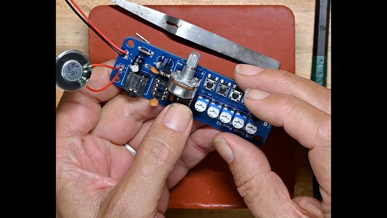 C.K. builds a 555 Synth Punk kit from Mitch Electronics