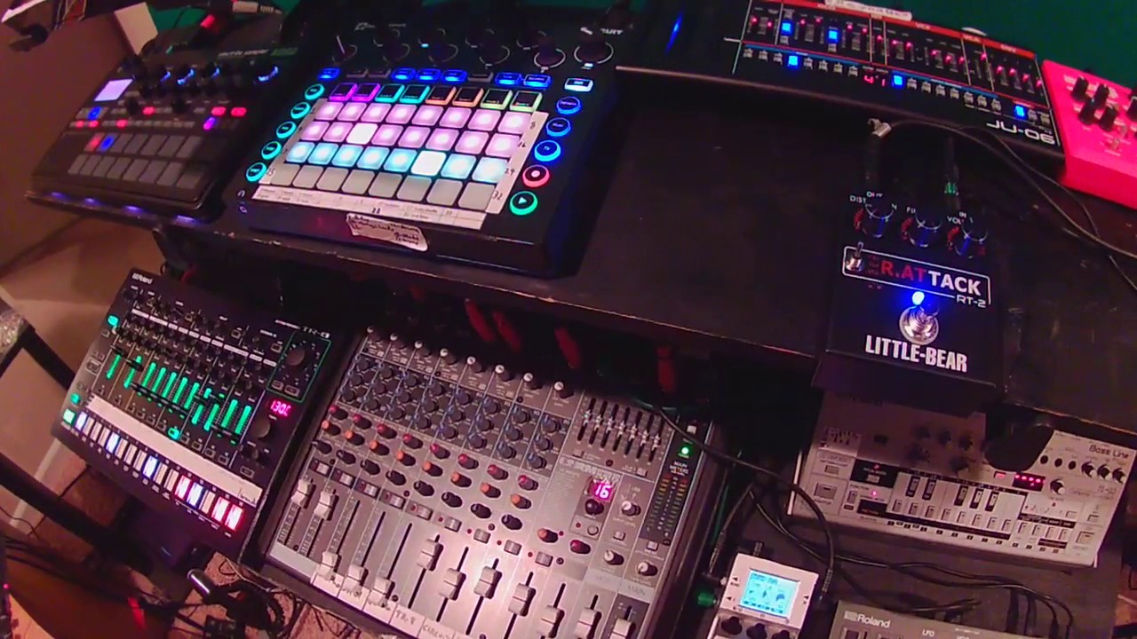 Roland TR-8, TB-03, Korg ES2, Novation Circuit,  Live Hardware Techno Jam