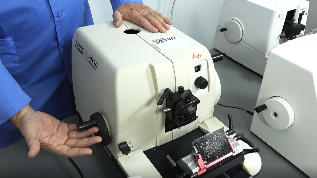 Manual & Motorized Microtome Features Explained by Microtome Technician