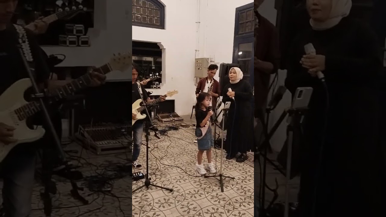 Tampil bersama Sunday band di loemento cafe and resto