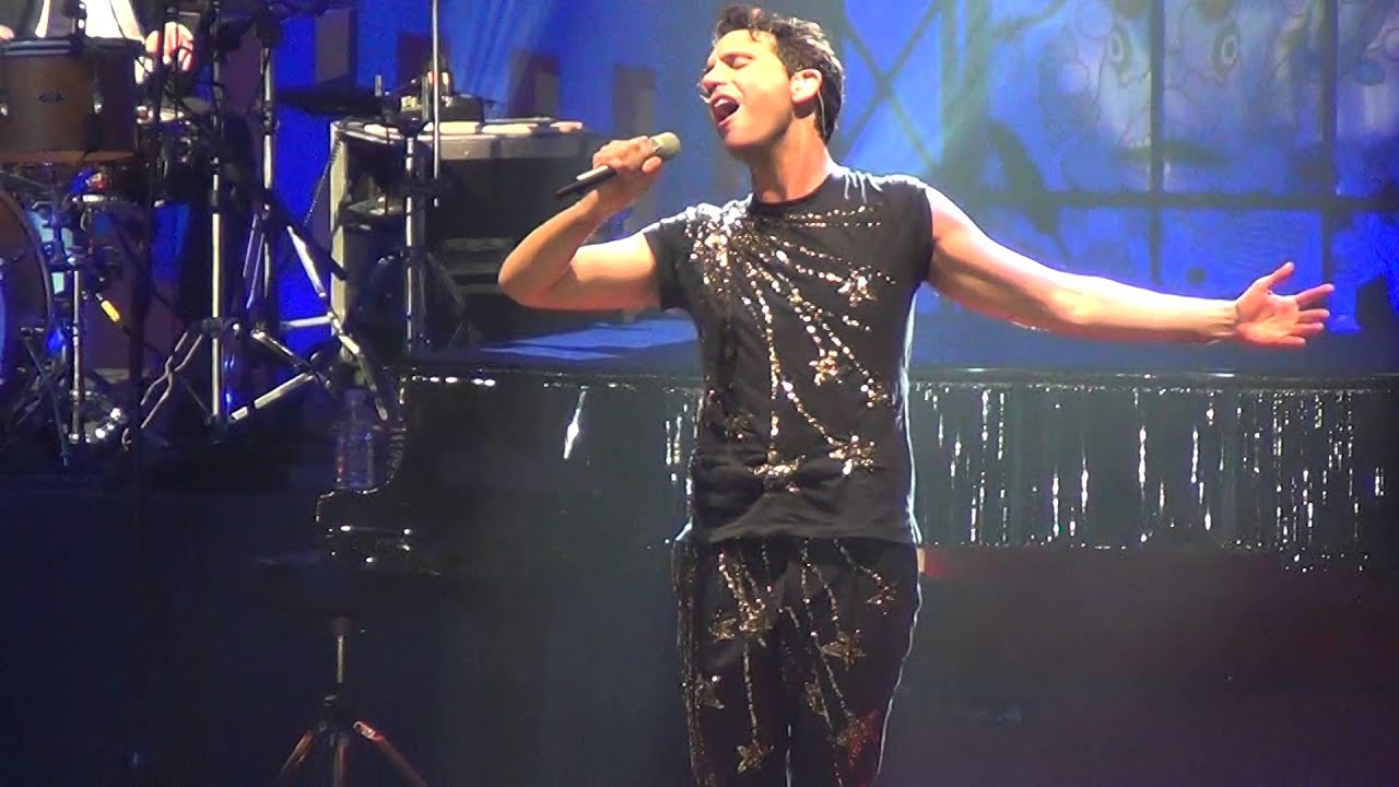 Mika - Underwater with lights @ Jamsol Indoor Stadium in Seoul, Korea