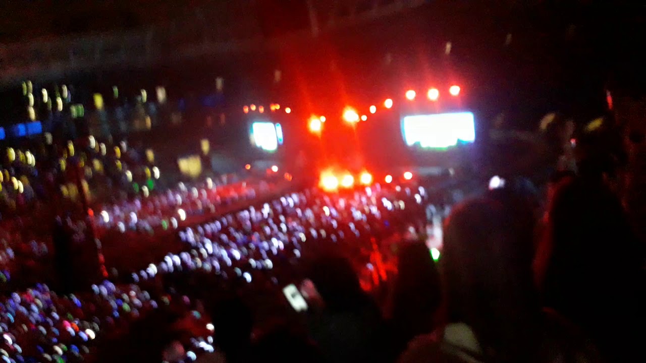 (방탄소년단) B-ARMYS SINGING IDOL BEFORE THE SHOW - BTS in BRAZIL DAY 1
