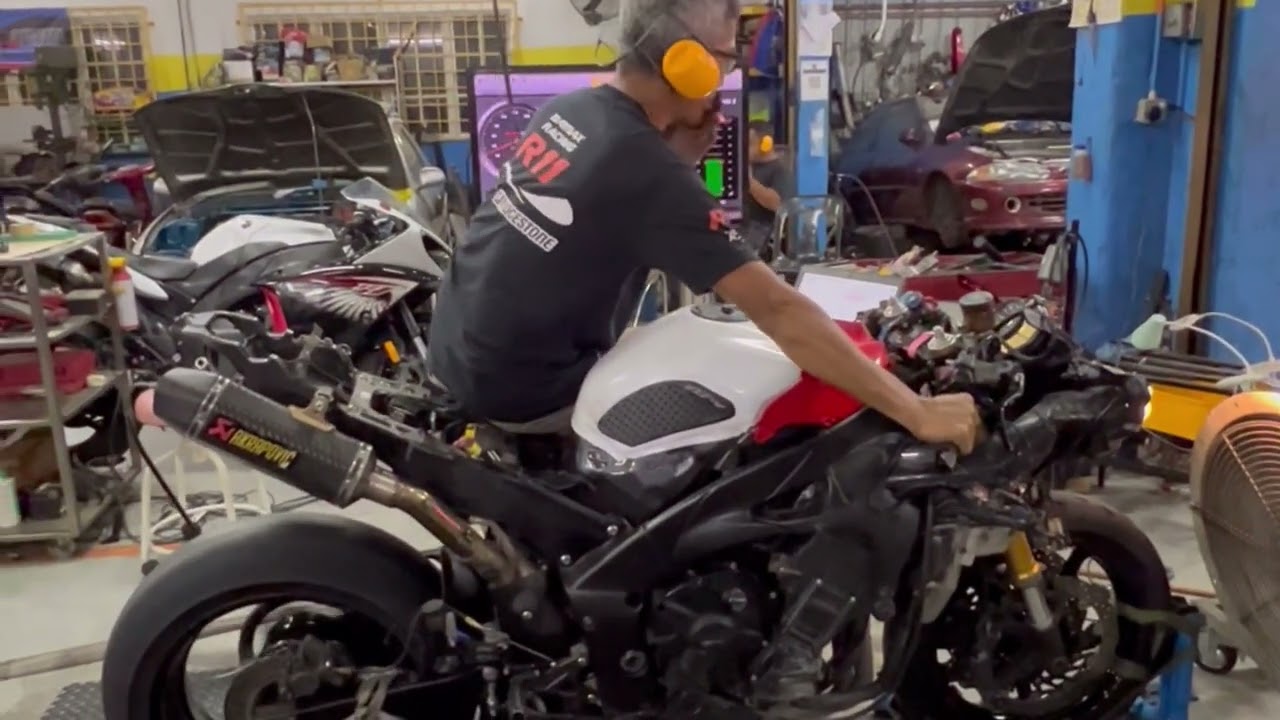 Installing Woolich Race Tool at MZS Tune Garage. Yamaha R1 Crossplane