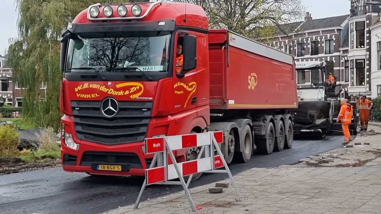 Deel1  Gebre Janssen Bv Asfaltwerkzaamheden Bij de  Zoeterwoudsesingel in Leiden Tussenlaag asfalt. 