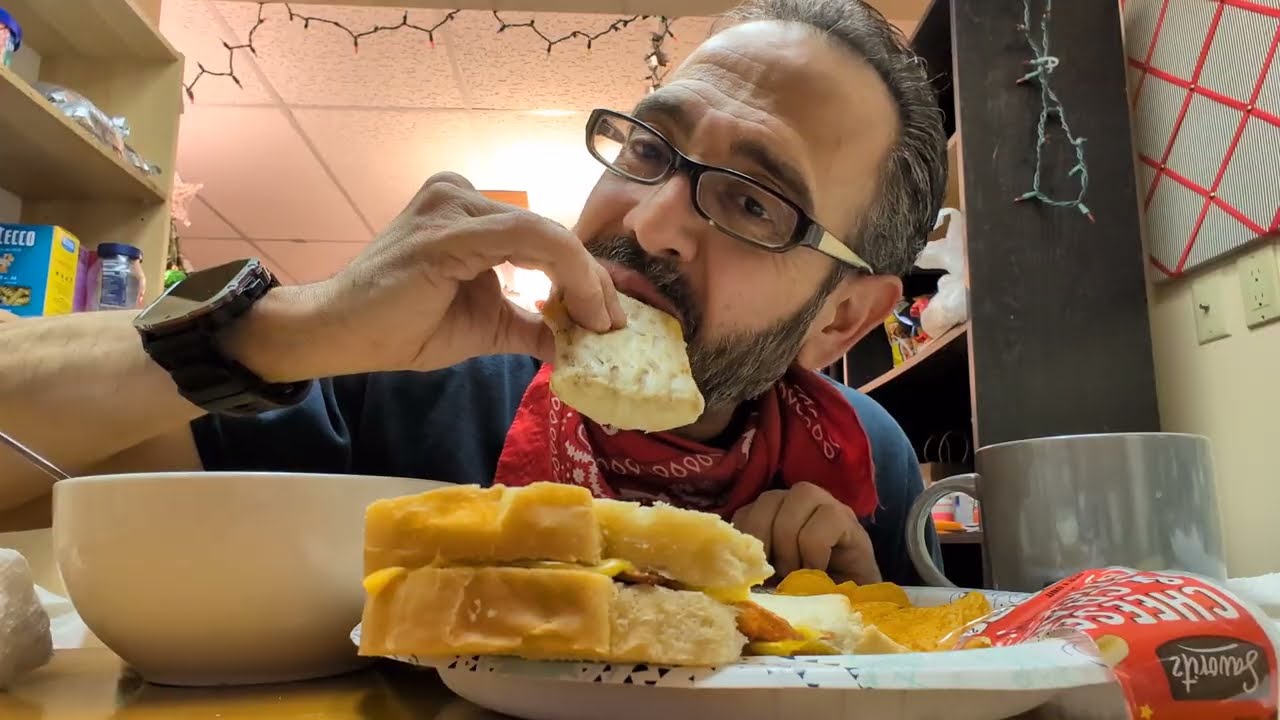 ASMR. Ем пасту, горячий пирожок и сэндвич с сыром Velveeta и беконом.