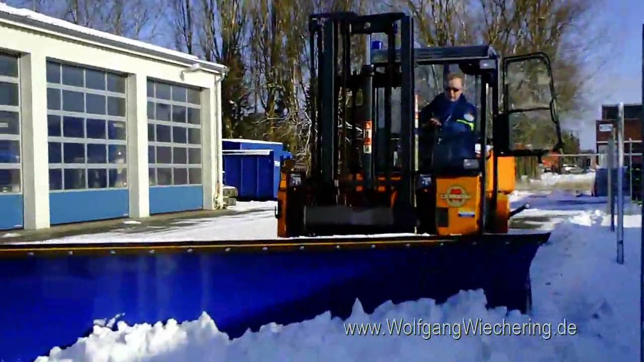 THW Nordenham: Gelände-Stapler (Moffett) mit Schneeräumschild