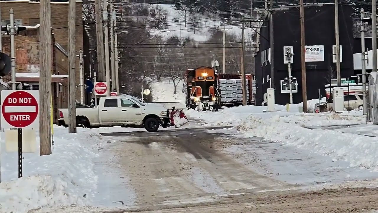 Railroad Crossing Malfunctions Stop The Train At Each One, Switching To CN & Running Light South?