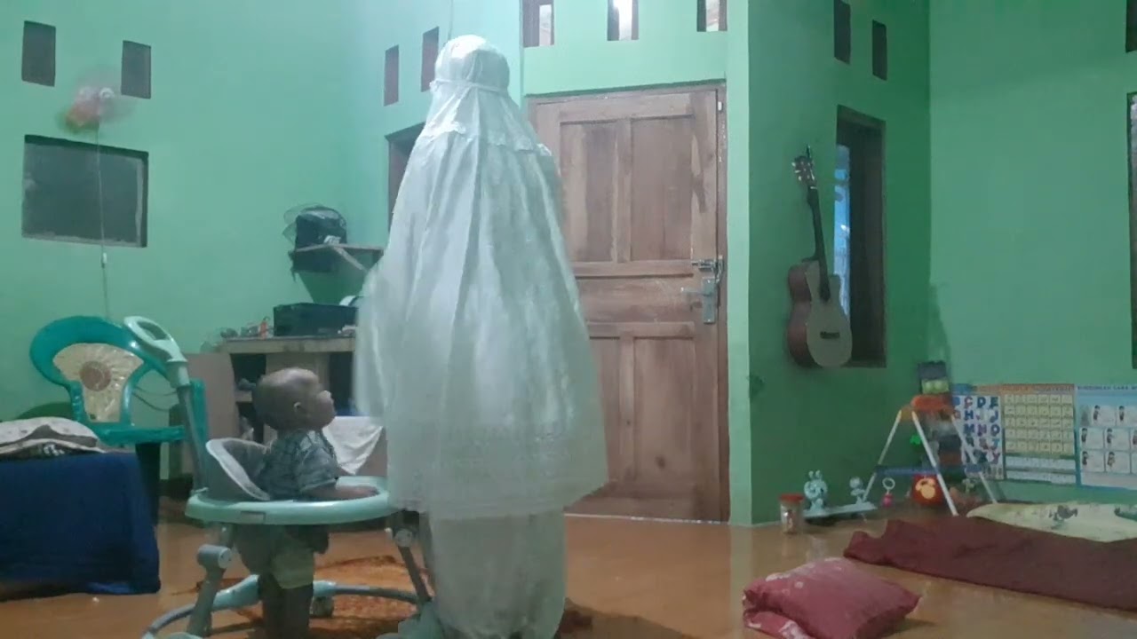 Reaksi Dzaky ketika dampingin umi Sholat
