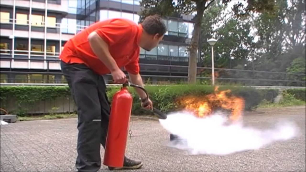 Instructie Brand - 1. Blussen vloeistofbrand met CO2-blusser