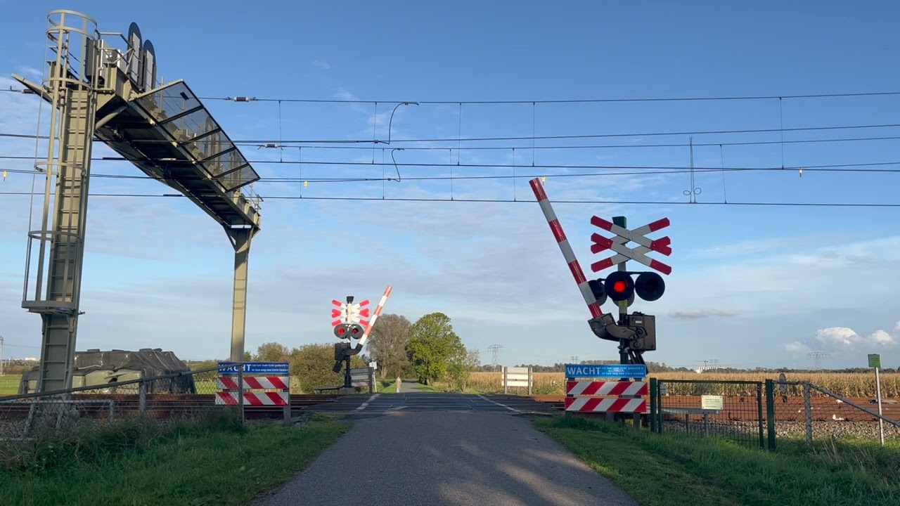 Spoorwegovergang Haren // Dutch Railroad Crossing