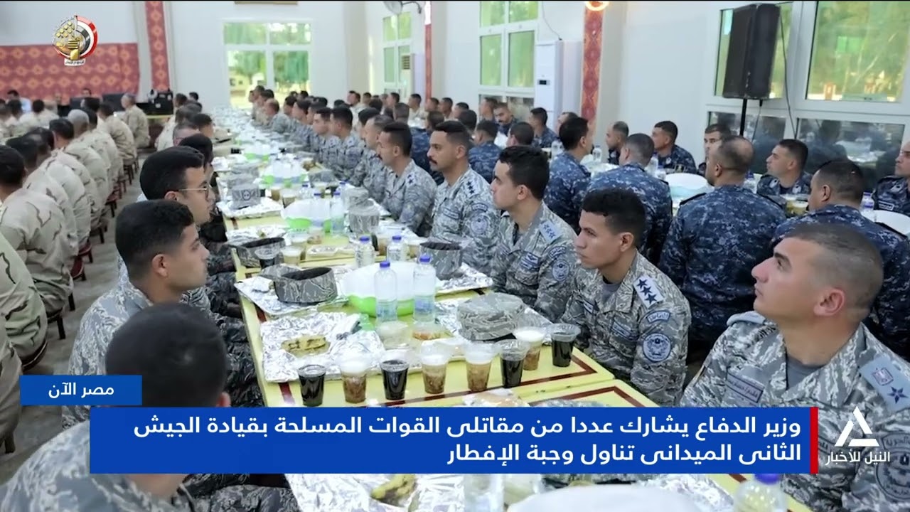 تقرير ... وزير الدفاع يشارك عددا من مقاتلى القوات المسلحة بقيادة الجيش الثانى الميدانى