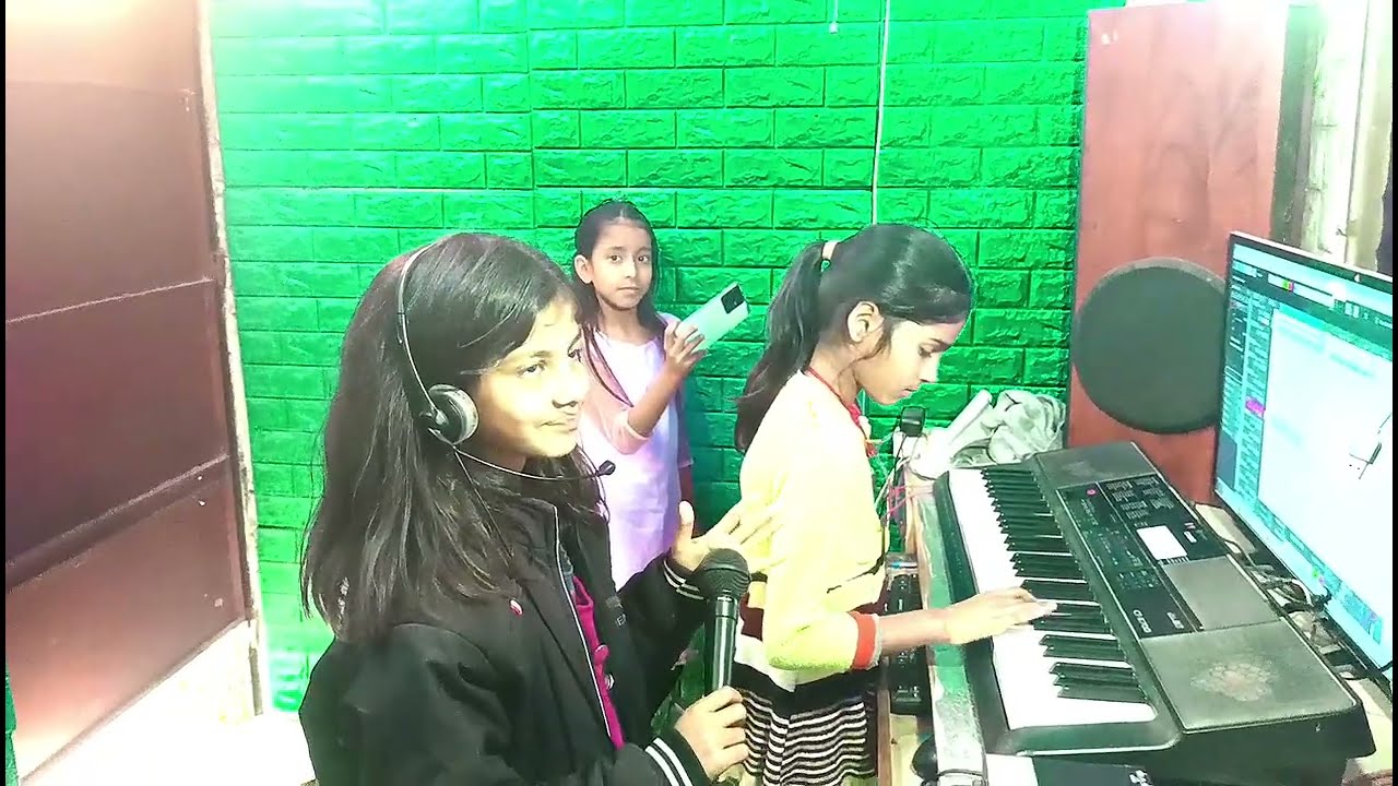 #सुबह_सबेरे_लेके_तेरा_नाम प्रभु स्कूल प्रधान सॉन्ग छोटी बच्ची बजा रही है मिडी किबाड़ एक बार देखे