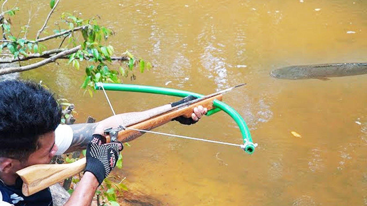 DIY Insane Powerful Crossbowfishing! (Wooden Crossbow Vs. Huge Fish)