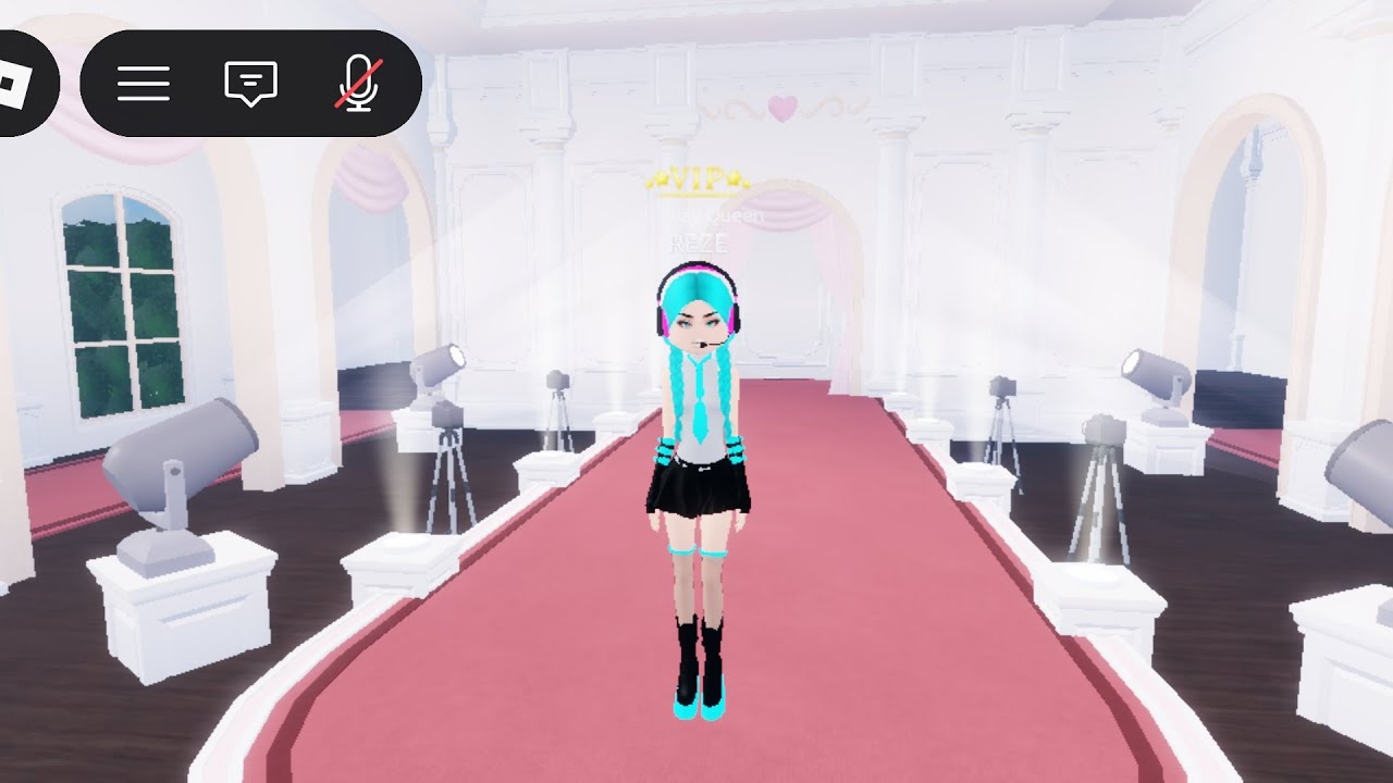 Playing Roblox as Hatsune Miku 