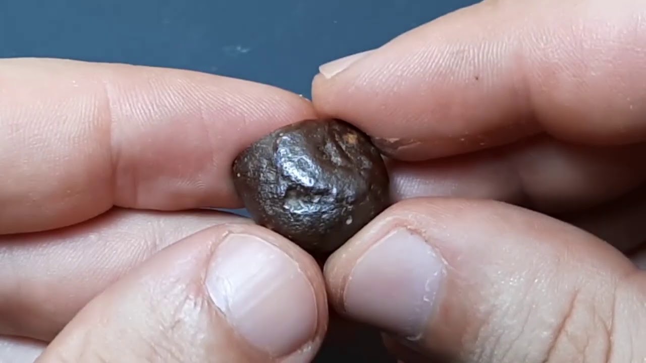 Esta piedra parecía un meteorito, pero no lo era.