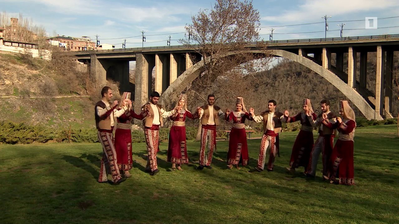 Ուս ուսի. 9 ոտք