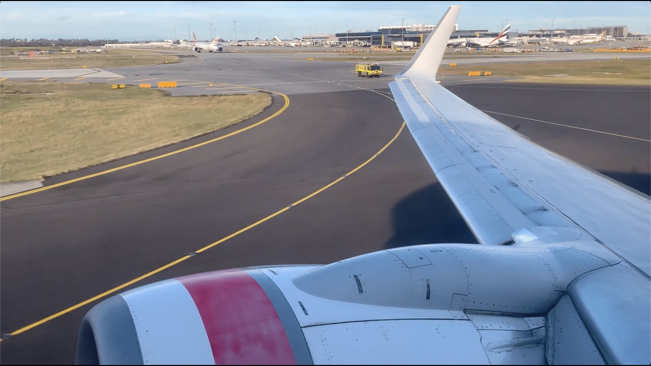 Roaring takeoff! Virgin Australia Boeing 737-800 from Melbourne Airport