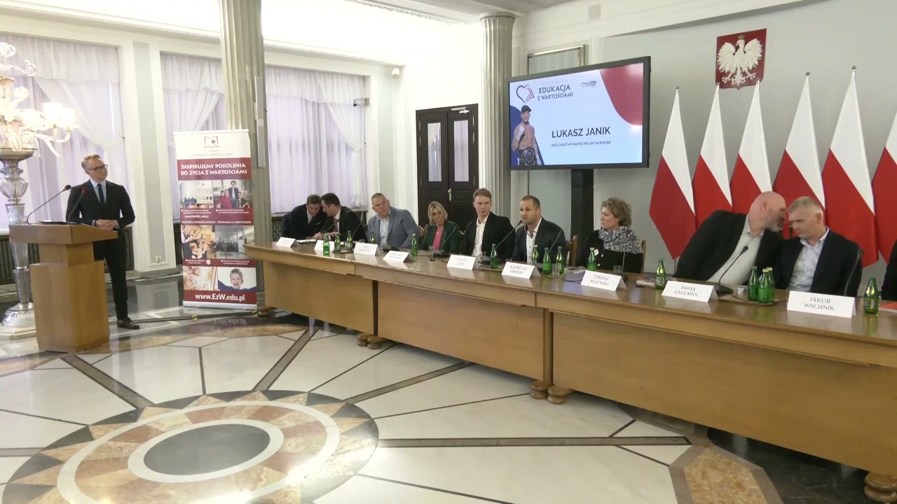 Łukasz Janik podczas konferencji 