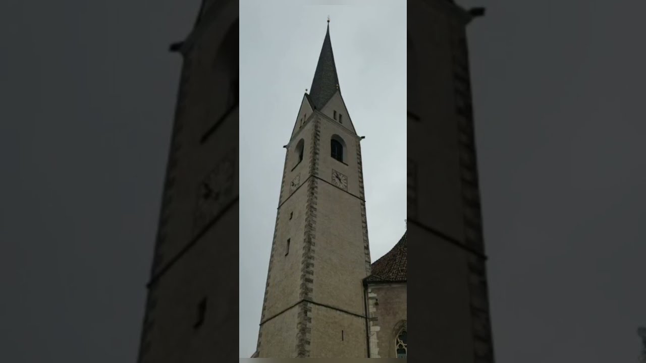 Latsch im Vinschgau (S&Uuml;DTIROL) Gel&auml;ute der kath. Pfarrkirche zum hl. Petrus u. Paulus