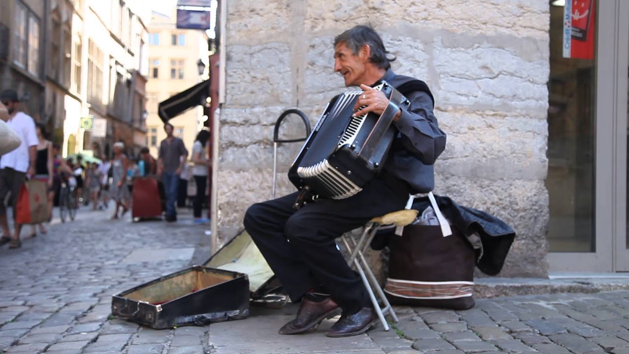 Tango in Lyon, street musician