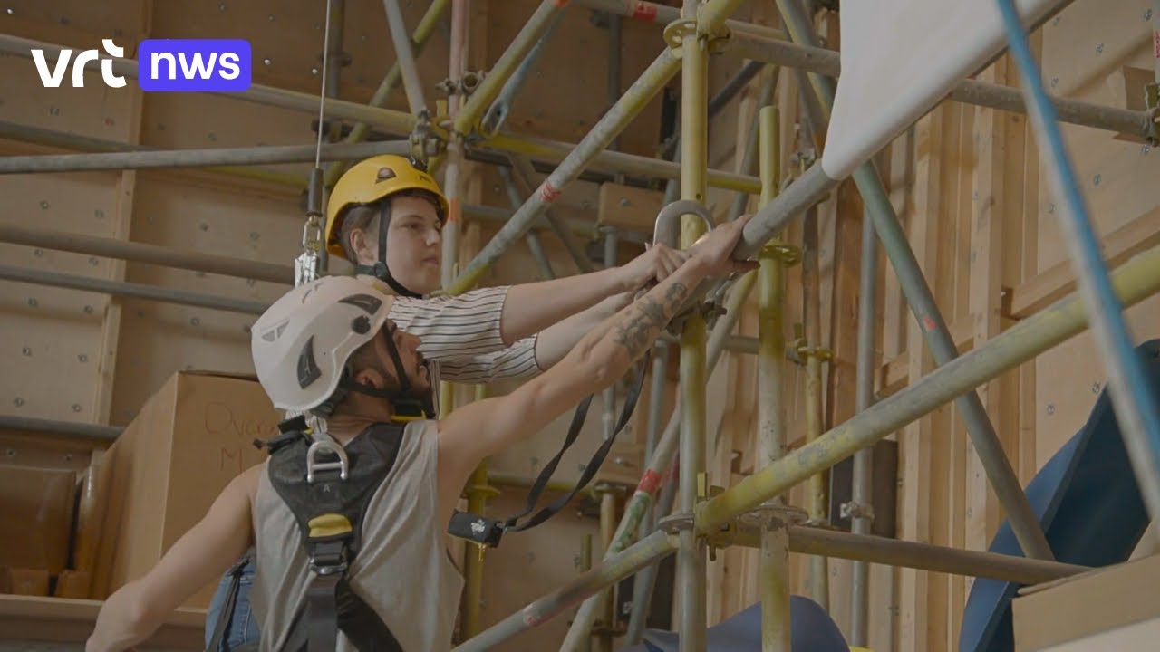 Britt Huybrechts (Vlaams Belang) leert klimmen van hoogtewerker en migrant Ali