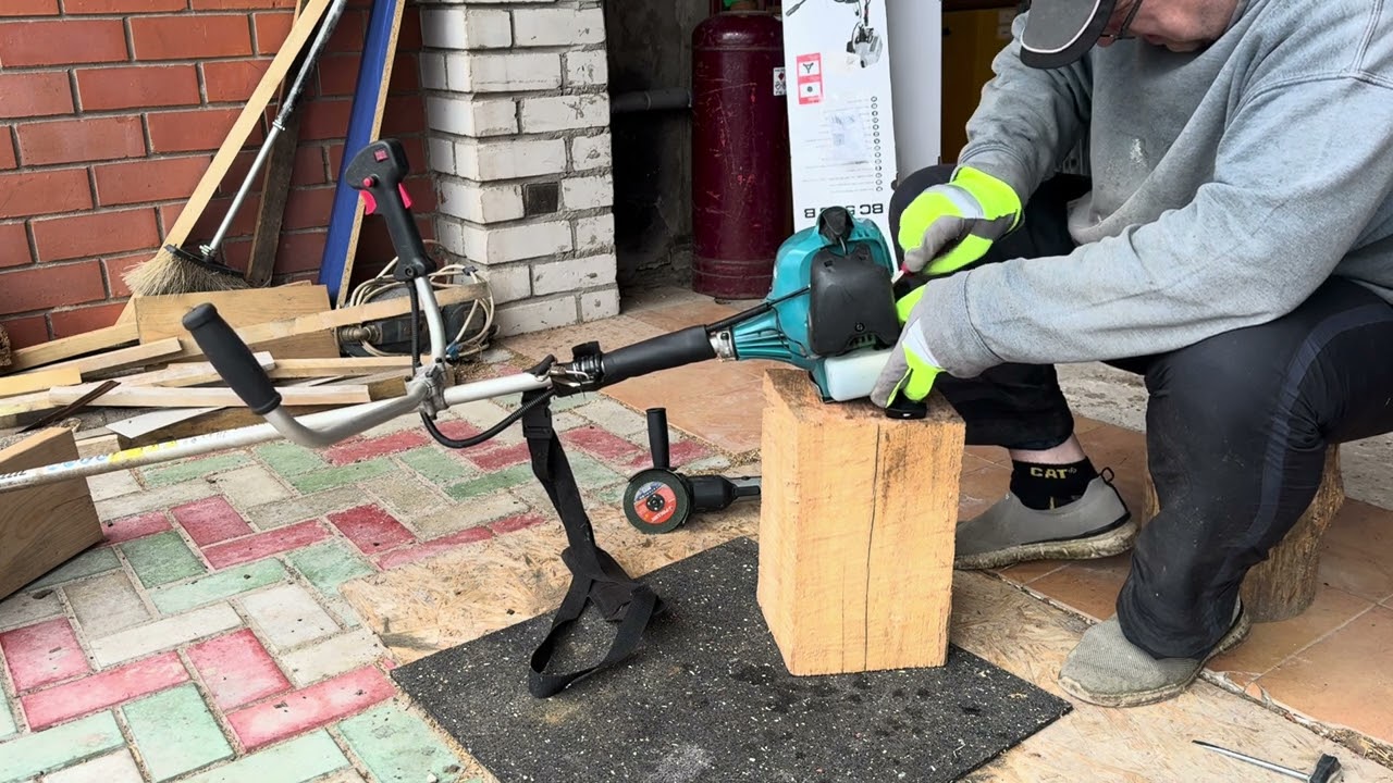 Кусторез 0,83 кВт, 25,7 см³, 5,0 кг, EM2600U Makita